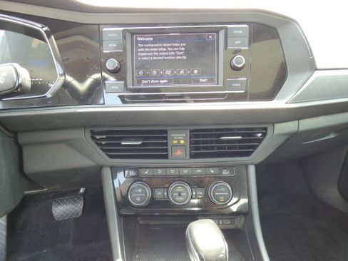 Used 2024 Volkswagen Jetta SE w/ Panoramic Sunroof Package image 13