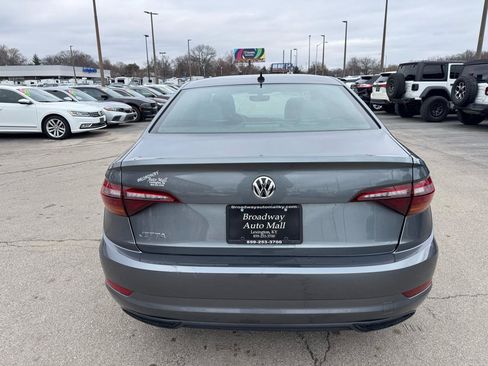 Used 2019 Volkswagen Jetta R-Line w/ R-Line Cold Weather Package FWD image 4