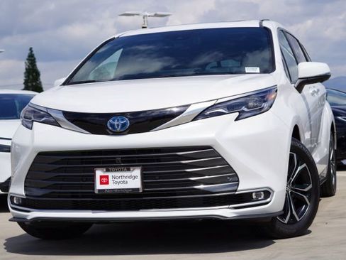 Certified 2025 Toyota Sienna Platinum AWD/4WD image 3