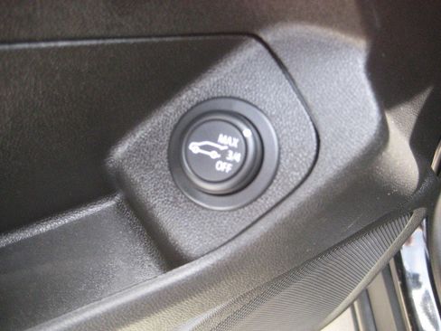 Used 2022 GMC Terrain SLE w/ Driver Convenience Package FWD image 16