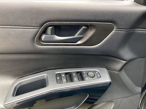 Used 2024 Nissan Pathfinder SV image 39