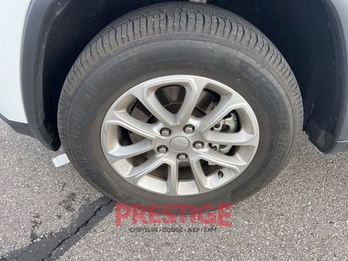 Used 2021 Jeep Grand Cherokee Laredo image 11