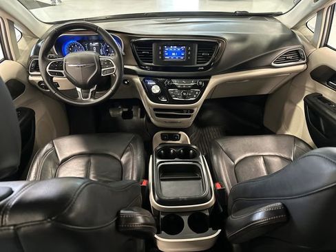 Used 2017 Chrysler Pacifica Touring-L image 15