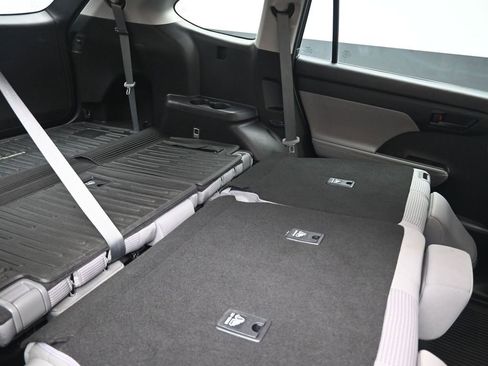 Used 2023 Toyota Highlander LE image 26