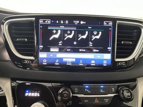 Used 2023 Chrysler Pacifica Touring-L FWD image 23