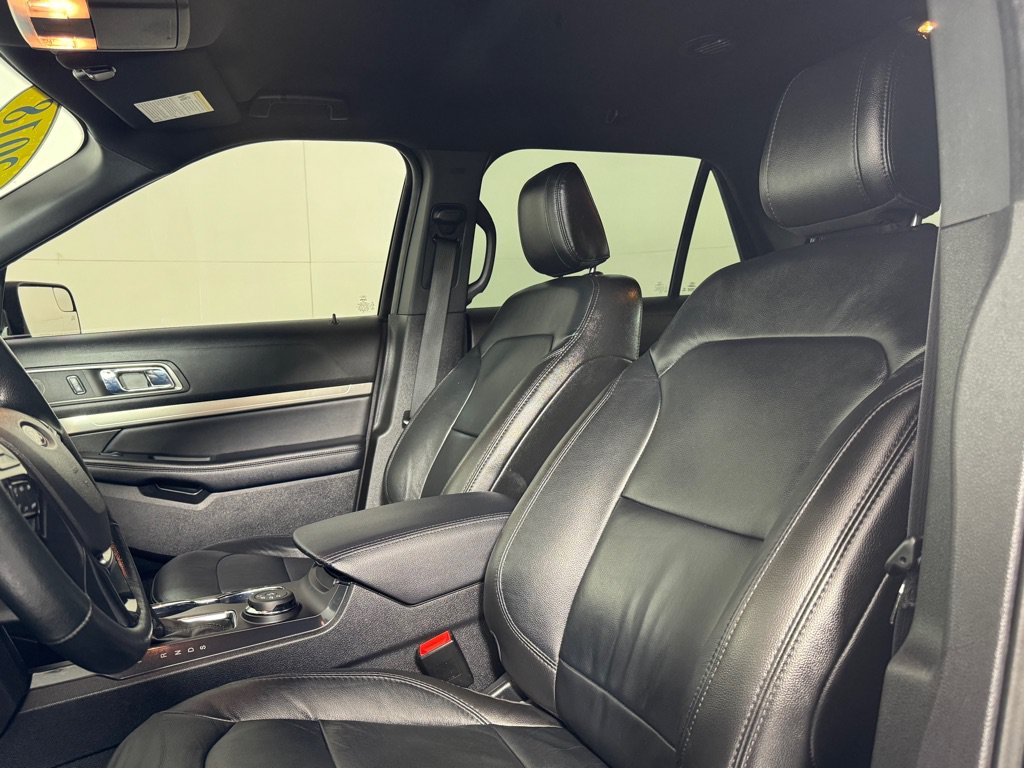 Used 2018 Ford Explorer XLT w/ Equipment Group 202A AWD/4WD image 12