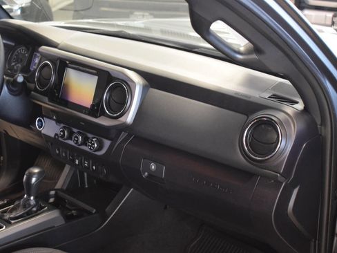 Used 2019 Toyota Tacoma TRD Sport w/ Technology Package image 39