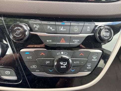 Certified 2020 Chrysler Pacifica Touring w/ Advanced Safetytec Group FWD image 28