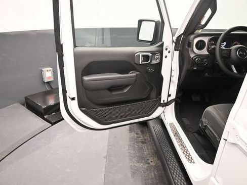 Used 2024 Jeep Gladiator Sport AWD/4WD image 10