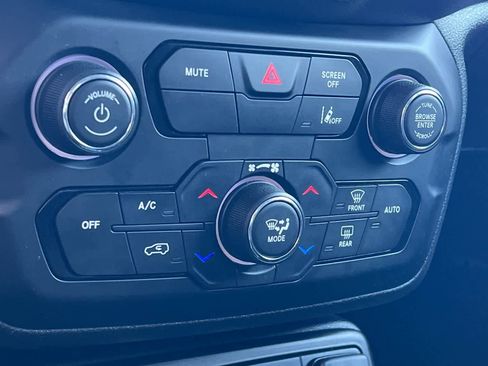 Used 2023 Jeep Renegade Latitude image 24