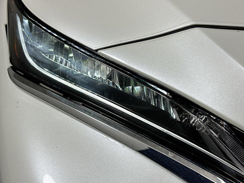 Used 2021 Toyota Venza LE image 9