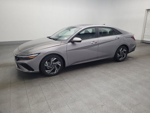 Used 2025 Hyundai Elantra SEL image 2