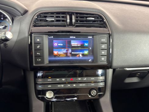 Used 2017 Jaguar F-PACE Premium image 23