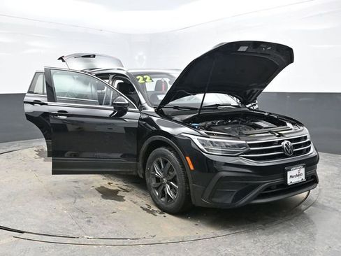Used 2022 Volkswagen Tiguan SE image 41