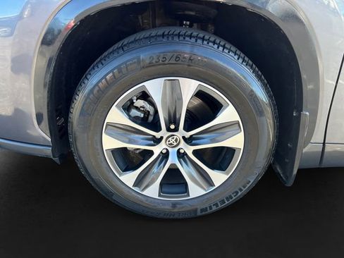 Used 2023 Toyota Highlander XLE image 11