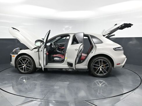 Used 2025 Porsche Macan AWD/4WD image 31