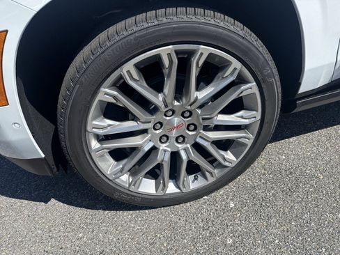 New 2026 GMC Yukon Denali w/ Denali Reserve Package AWD/4WD image 10