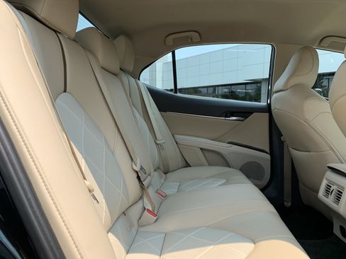 Used 2019 Toyota Camry XLE w/ Navigation Package FWD image 33