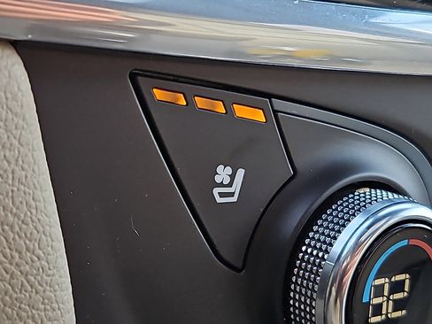 Used 2022 Chevrolet Traverse Premier image 24