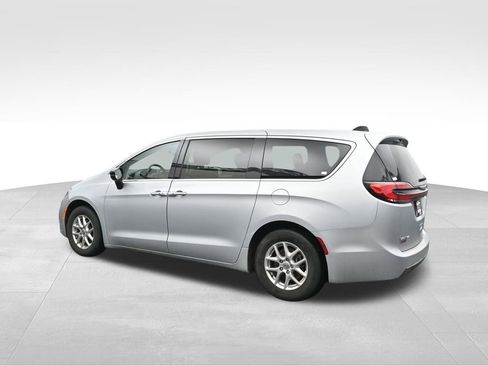 Used 2024 Chrysler Pacifica Touring-L FWD image 8