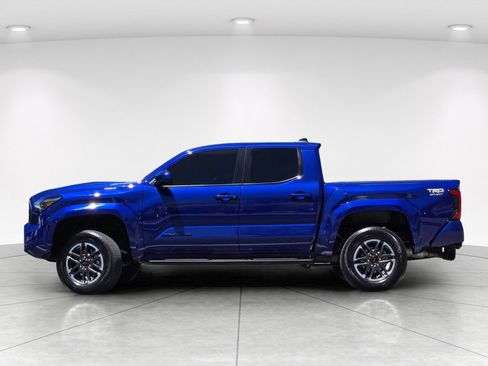 Used 2025 Toyota Tacoma TRD Sport AWD/4WD image 4