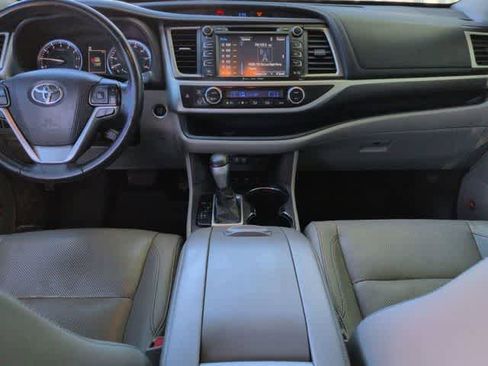Used 2017 Toyota Highlander Limited Platinum AWD/4WD image 16