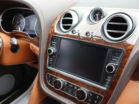 Used 2019 Bentley Bentayga image 32