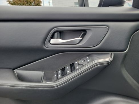 Used 2025 Nissan Rogue SV AWD/4WD image 17
