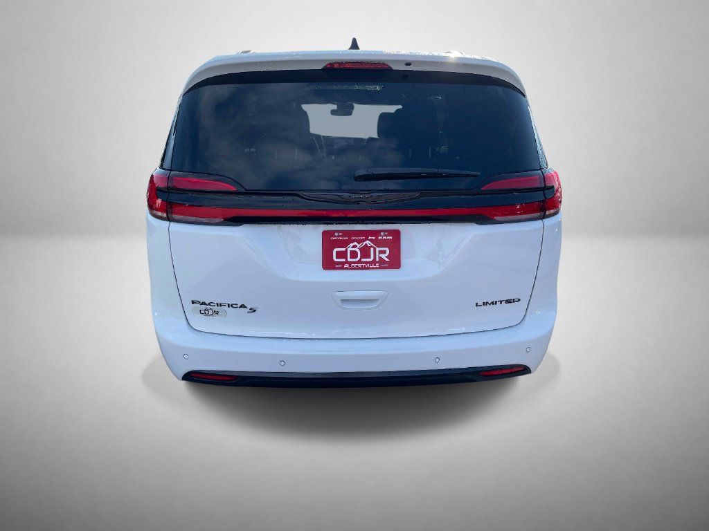Used 2025 Chrysler Pacifica Limited FWD image 4