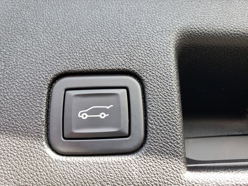 Used 2022 Chevrolet Equinox LT w/ Driver Convenience Package image 12