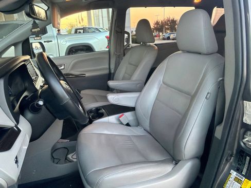 Used 2019 Toyota Sienna XLE FWD image 6