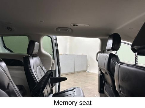 Used 2024 Chrysler Pacifica Touring-L FWD image 25