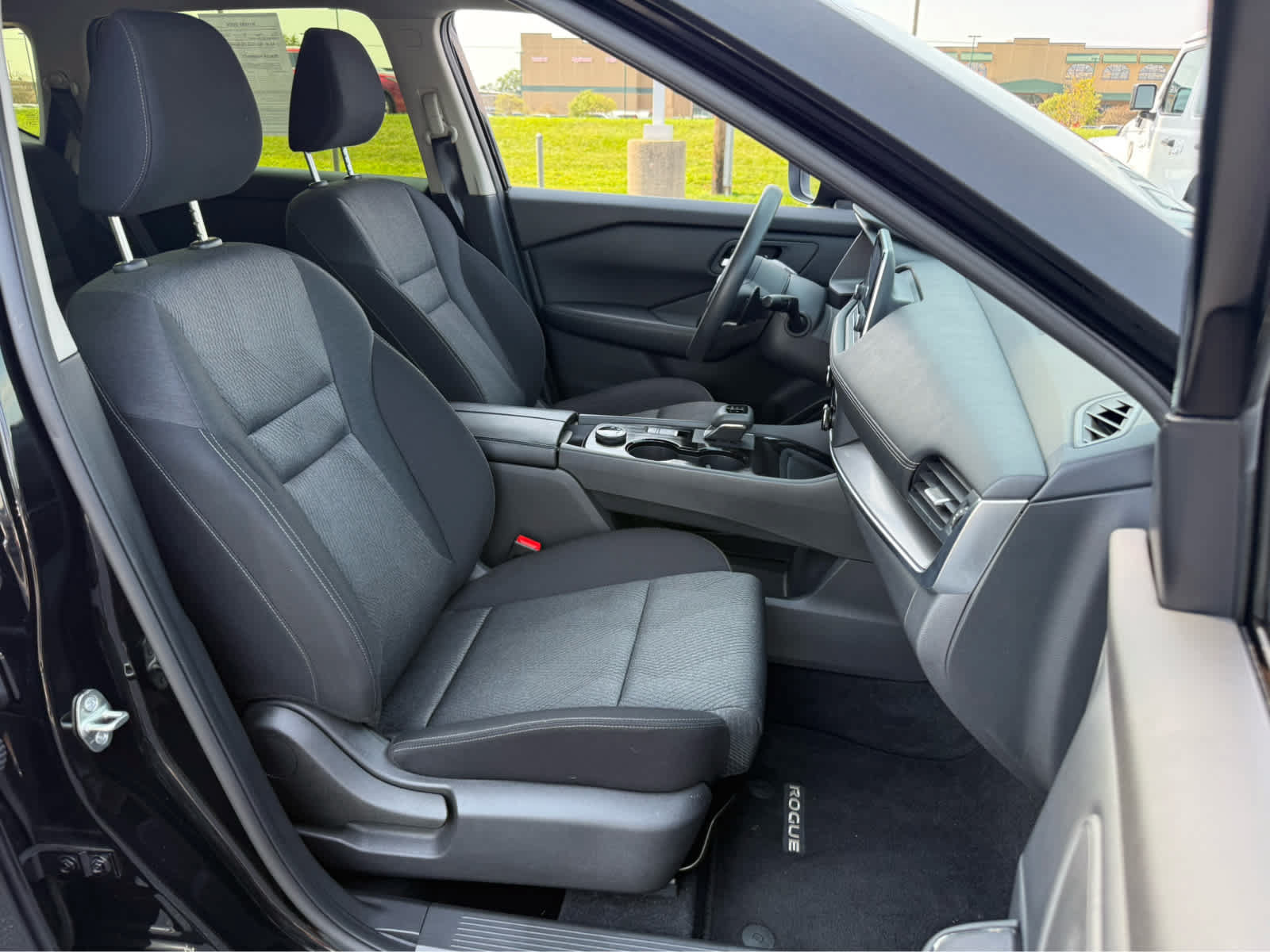 Used 2024 Nissan Rogue SV AWD/4WD image 23