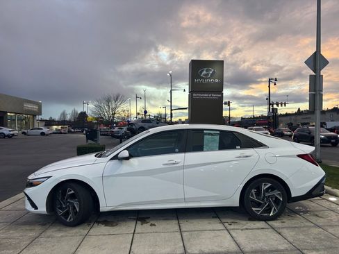 Certified 2025 Hyundai Elantra SEL image 4