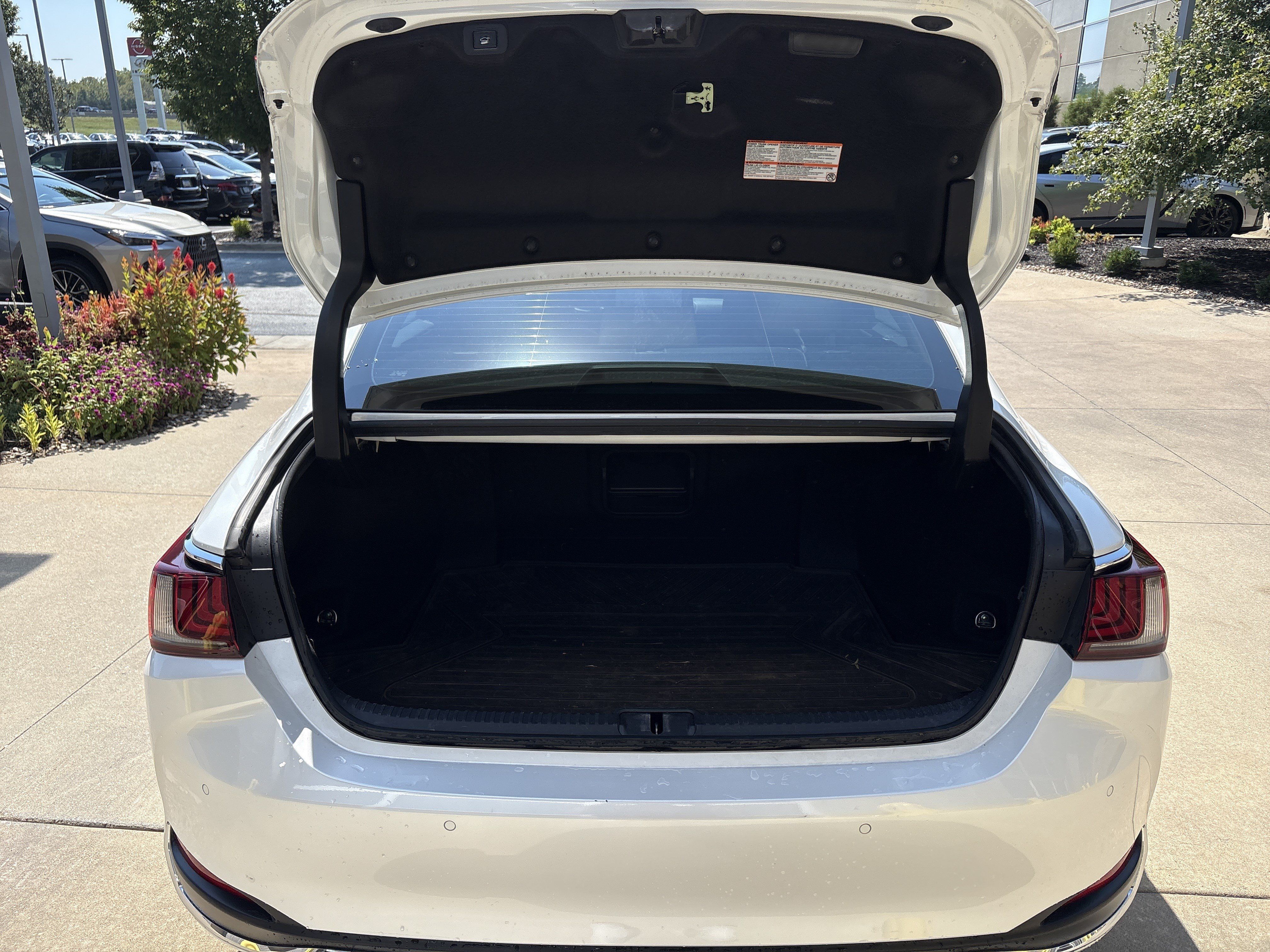 Used 2024 Lexus ES 300h w/ Premium Package FWD image 32