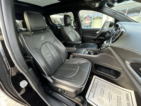 Used 2025 Chrysler Pacifica Limited image 23