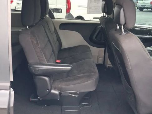 Used 2018 Dodge Grand Caravan SE w/ UConnect Hands-Free Group FWD image 21