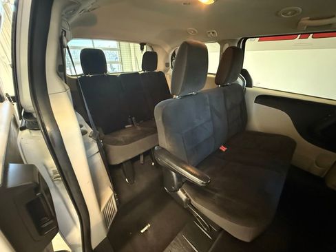 Used 2018 Dodge Grand Caravan SE w/ UConnect Hands-Free Group image 16