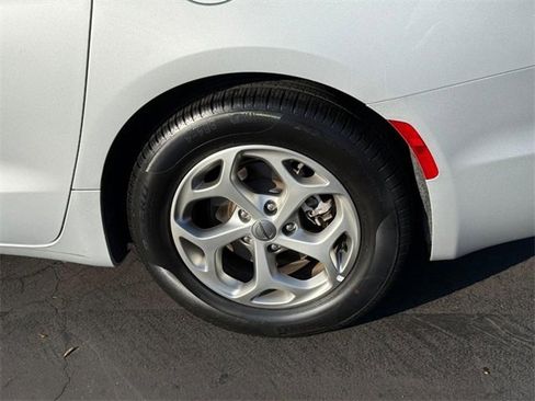 Used 2024 Chrysler Pacifica Limited image 4