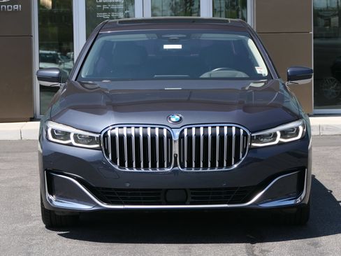 Used 2020 BMW 740i w/ Premium Package RWD image 8