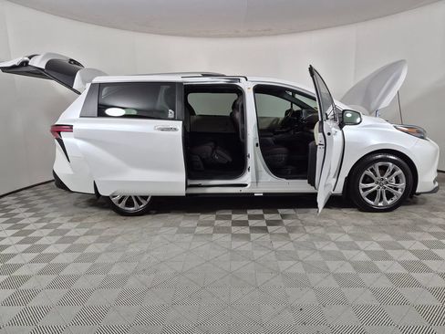 Used 2024 Toyota Sienna Platinum FWD image 9
