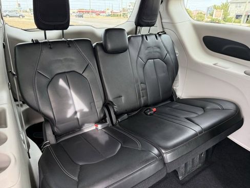 Certified 2024 Chrysler Pacifica Touring-L image 14