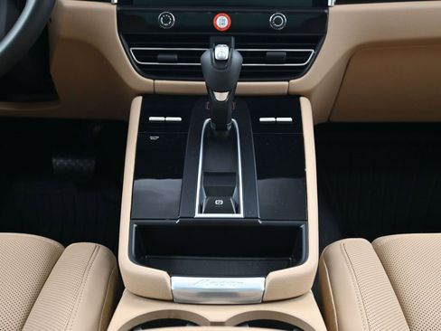 Used 2026 Porsche Macan image 10