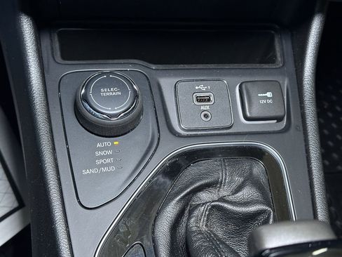 Certified 2021 Jeep Cherokee Latitude Plus image 41