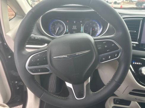 Used 2024 Chrysler Pacifica Touring-L image 8