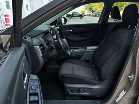 Used 2025 Nissan Rogue SV FWD image 10