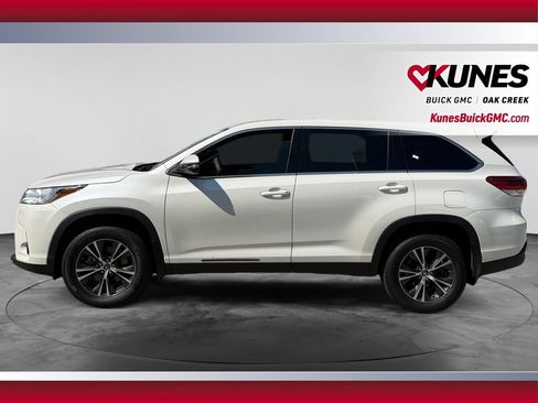Used 2019 Toyota Highlander LE FWD image 6
