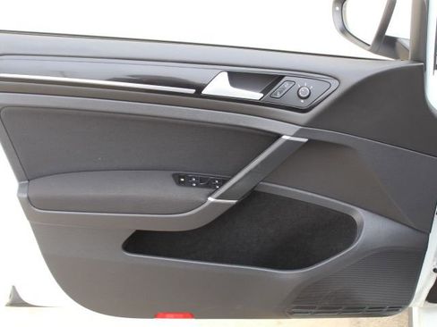 Used 2016 Volkswagen Golf S image 13