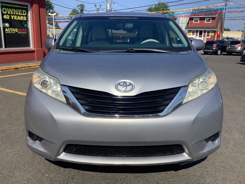 Used 2012 Toyota Sienna LE w/ Towing Pkg FWD image 2