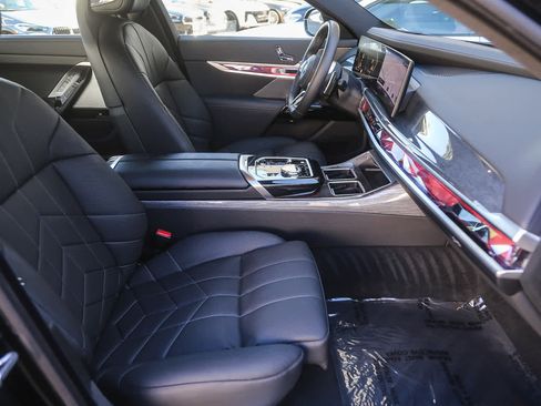 Used 2025 BMW 750e xDrive w/ Premium Package image 13